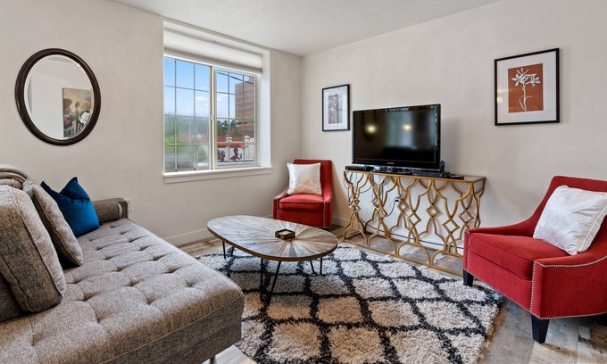 Downtown Vancouver Apartment | Downtown Couv' Corner Suite, Close to PDX