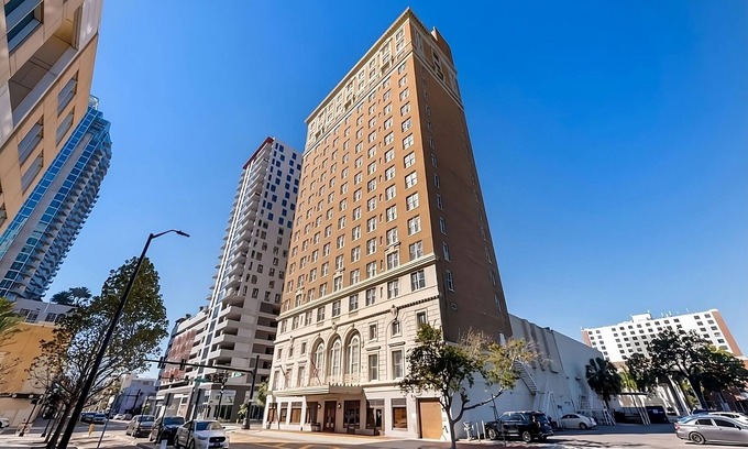 Downtown Tampa Hotel | Downtown Delight: Stay in the Heart of Tampa's Excitement! 4 Rooms