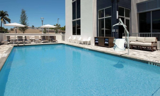 Pineapple Grove Arts District Hotel | Downtown Delray Beach Room – Walk to Beach, Dining, Bars, and Boutique Shopping
