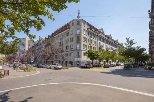 Sihlfeld Apartment | Downtown Deluxe Studio with Queen Bed BE-26