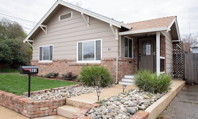 Downtown House | Downtown Dream House 3-bedroom house with AMENITIES!
