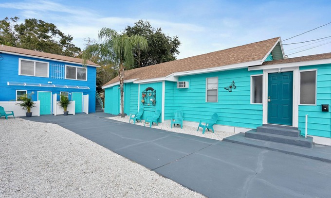 Downtown Dunedin Cottage | Downtown Dunedin Main Street Retreat