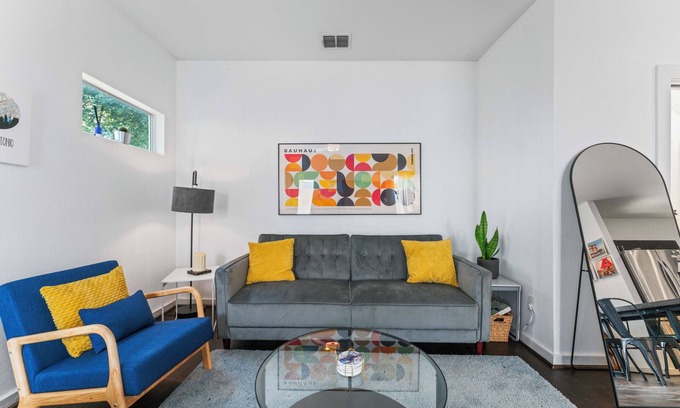 Eastside Promise Neighborhood House | Downtown - Family Pet Friendly - Remote Workers