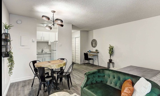 Latin Quarter Apartment | Downtown Fun Space /W Balcony And Queen Bed