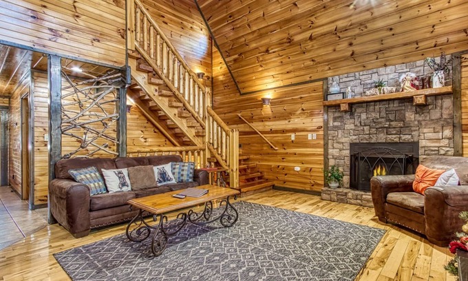 Hemlock Hills Cabin | Downtown Gatlinburg Cabin – Hot Tub, Spacious 3BR & Family-Friendly Amenities