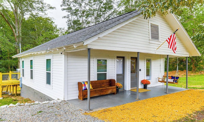 Heflin Cottage | Downtown Heflin Cottage w/Deck & Fire Pit!