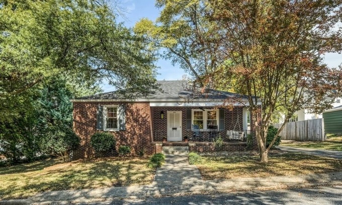 Greer House | Downtown Historic District-Fire pit-Walk to restaurants/shops