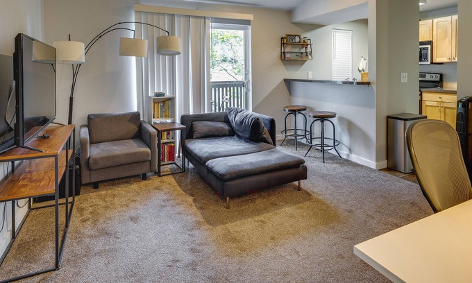 Kenmore Condo | Downtown Kenmore Condo, 14 Mi to Seattle!