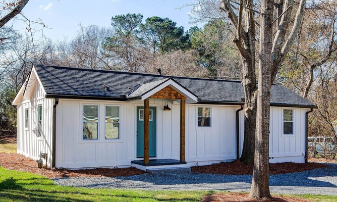 Kennesaw House | Downtown Kennesaw Cottage. Close to everything!