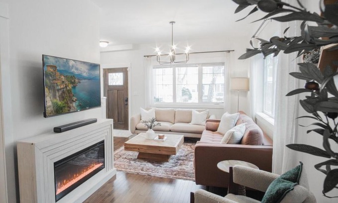 West Edmonton House | DOWNTOWN KINGBED 4Br FIREPLACE BIKELANE