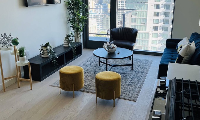 Atwater Village Apartment | DOWNTOWN L.A Scenic Condo with pool and basketball court