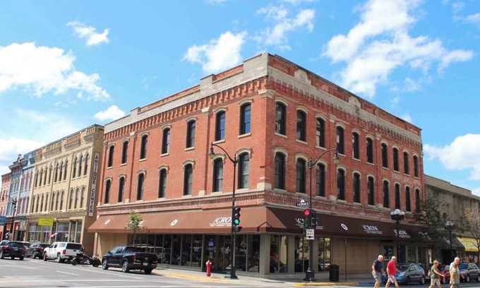 Historic Downtown La Crosse Apartment | Downtown La Crosse 3-Bedroom Retreat