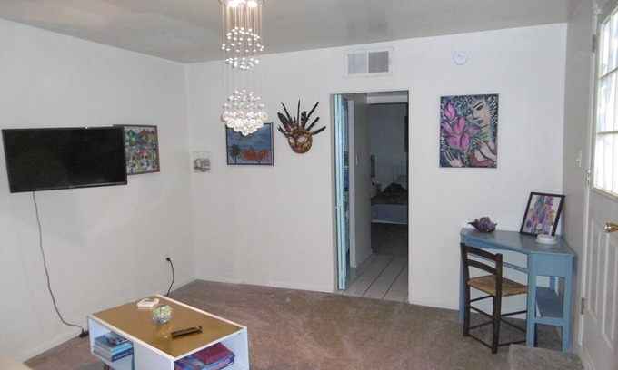 Las Cruces Apartment | Downtown Las Cruses Apartment with Fine Art Collection