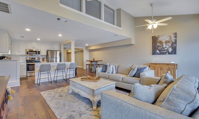 Statesboro Apartment | Downtown Loft - Above Bull & Barrel & Close to Georgia Southern!