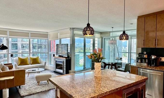 Coal Harbour Apartment | Downtown Luxury 2 bdr, 2 bath & den.