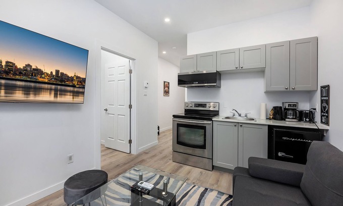 Quartier des Spectacles Apartment | Downtown Luxury one bedroom with free parking