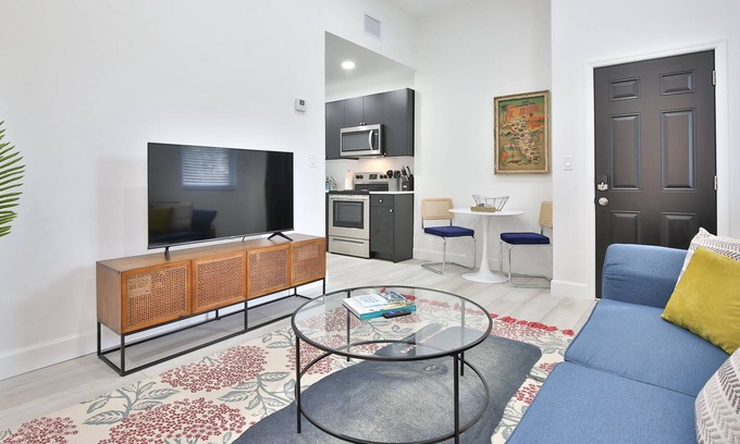 Gillespie Park House | Downtown! Modern, fresh, pet welcome, workspace!