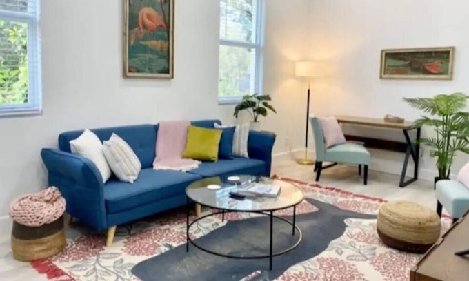 Gillespie Park House | Downtown! Modern, fresh, pet welcome, workspace!