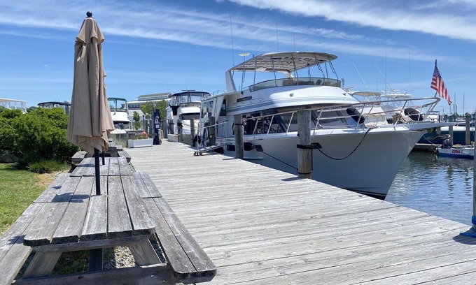 Mystic Boat Rental | Downtown Mystic River Yacht with Sweeping Views