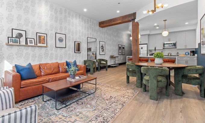Central Business District Hotel | Downtown NOLA Luxury Rooftop Pool Sleeps 6