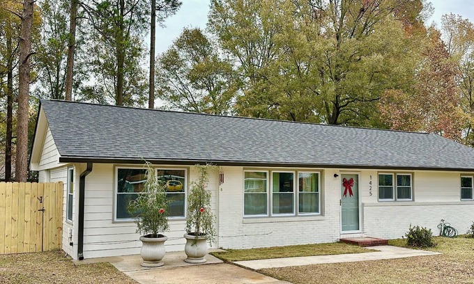 Perry House | Downtown Perry Cozy 4-bedroom house with fenced backyard
