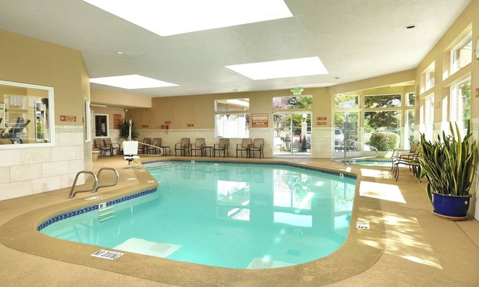 Rio Grande Hotel | Downtown Stay with Indoor Pool, Sauna & Daily Breakfast Included l 2 Rooms