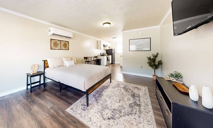 La Follette Apartment | Downtown studio with full kitchen, BBQ area, firepit, fast WiFi, streaming, AC