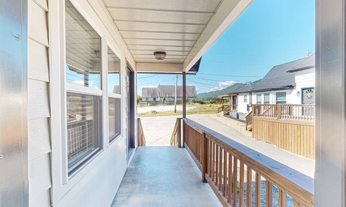 La Follette Apartment | Downtown studios with full kitchen, BBQ area, firepit, fast WiFi, streaming, AC
