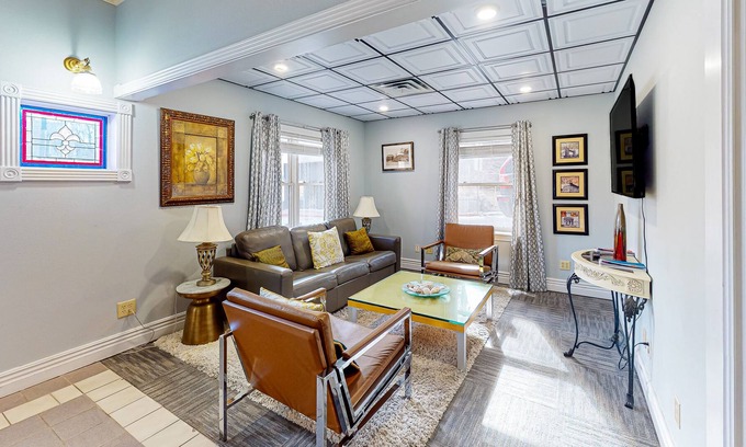 Eureka Springs Historic District Villa | Downtown suite with central air conditioning, WiFi - near everything