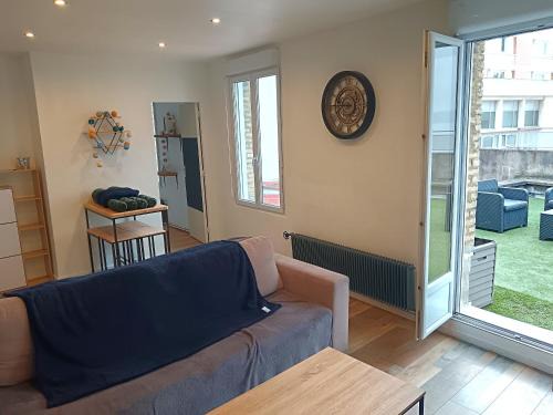 Anatole France Danton Apartment | Downtown Terrace