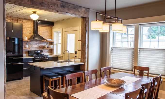 University District House | Downtown/University Area Completely Renovated Turn of the Century Townhome