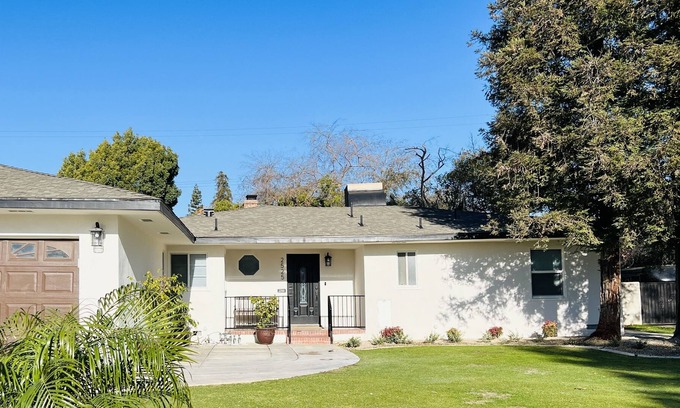 Riviera - Westchester House | Downtown Westchester with 2 en-suites
