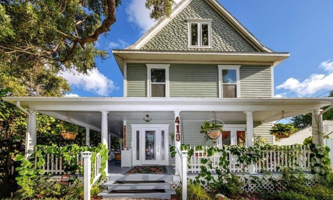 Downtown Dunedin House | Downtown whole house, Shannon Oak Manor sleep 10