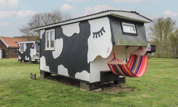 Woodbridge Cottage | DOZY DOTTY (COW SHED 4), pet friendly, with a garden in Campsea Ashe