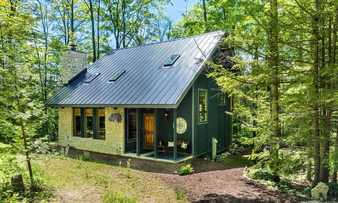 Gills Rock Cottage | Dragonfly Dell CottagenEnchanting 2-bedroom cottage in Ellison Bay