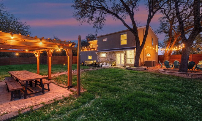 Leander House | Dragonfly Escape - Pool, Pickleball, Gym Sleeps 20 - Family Entertainment Space