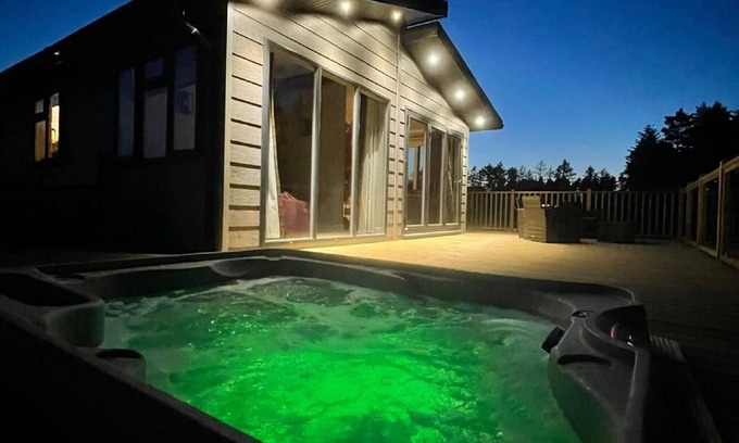 Ryther Apartment | Dragonfly Lodge - 2 Bedroom Lodge with Hot Tub