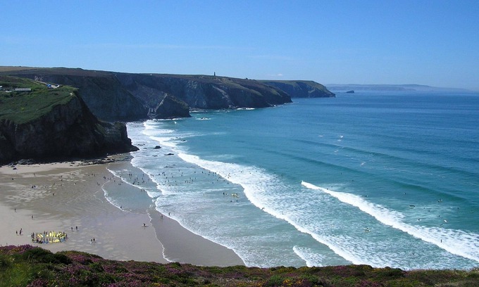 Porthtowan House | Dramatic sea views, 5 min walk to the beach. Pet and family friendly.