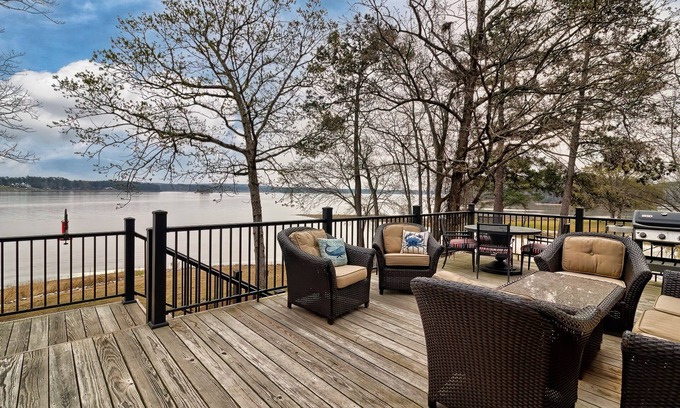 Ridgeway House | Dream Lake House! 4 Bedrooms/King Beds + 4 Full Baths on Lake Wateree!
