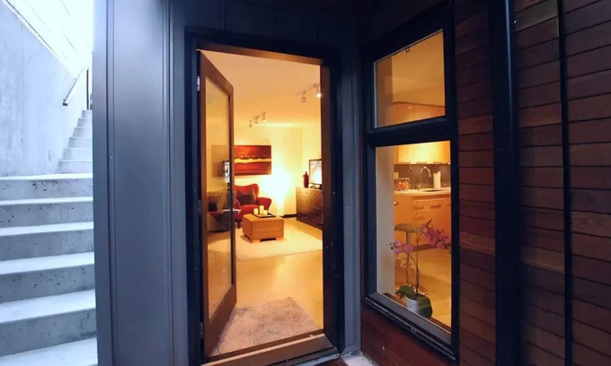 Central Lonsdale House | Dream Suite in Central Lonsdale