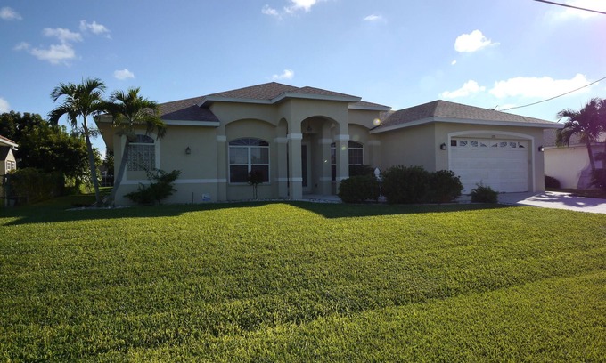 Cape Coral Villa | Dream villa, south facing on the canal, boat dock, XXL terrace with pool, quiet and central
