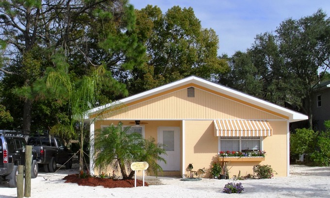 Tybee Island Cottage | Dreamsicle Beach Cottage. Near beach & restaurants. Pet friendly+large backyard.