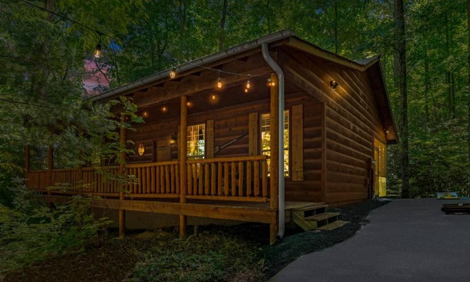 Townsend House | Dreamy Cabin & Outdoor Oasis! Mins to Nat'l Park!