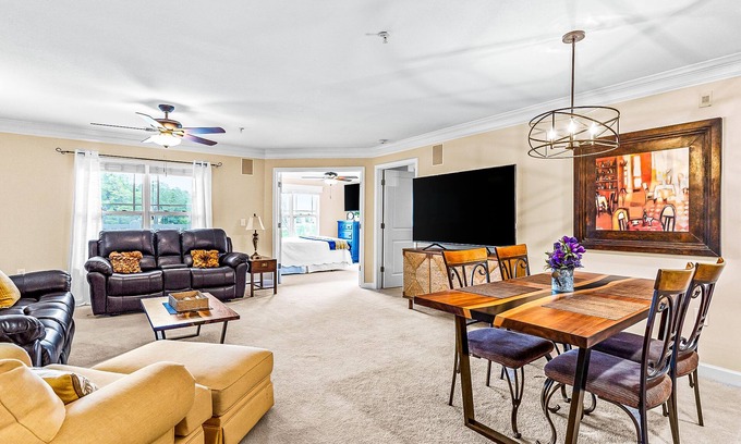 Calabash Condo | Dreamy lakefront escape on 18th fairway with pools, tennis, & elevator