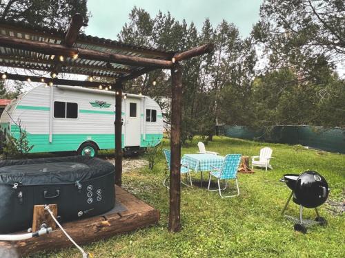 Huasca De Ocampo Apartment | Dreamy Retro RV with Jacuzzi