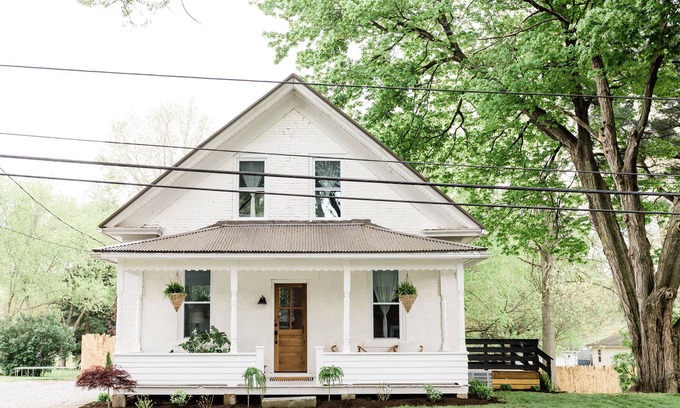 Beach City Cottage | Dreamy Vintage Cottage near Amish Country, Ohio