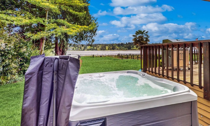 Burley House | Dreamy waterfront haven with beach, pond, trails, kayaks, hot tub & shuffleboard