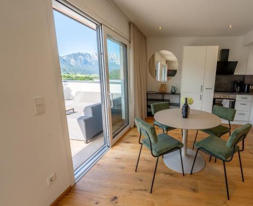Groebming Apartment | Drei Berge Blick - Moderne Ferienwohnung mit Panorama-Terrasse in Gröbming