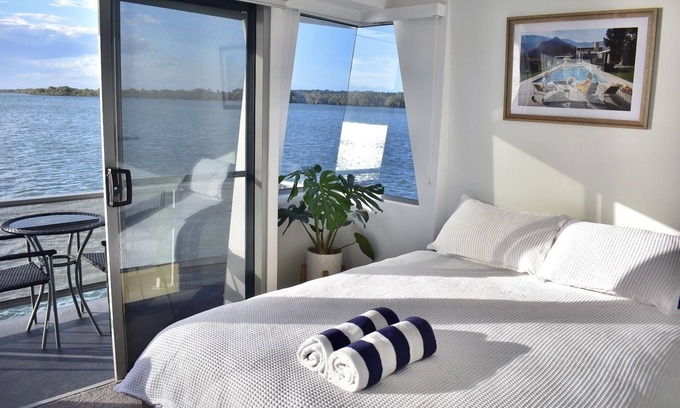 Steiglitz Boat Rental | Drift Flotel - Luxury Houseboat Experience