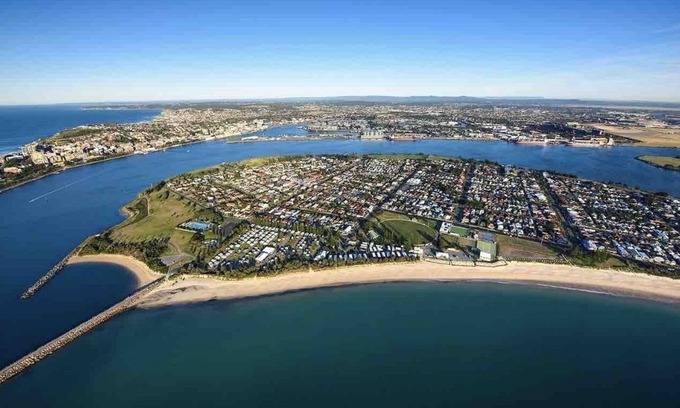 Stockton House | Driftwood - beachside living near Stockton Wharf with ferries to Newcastle.